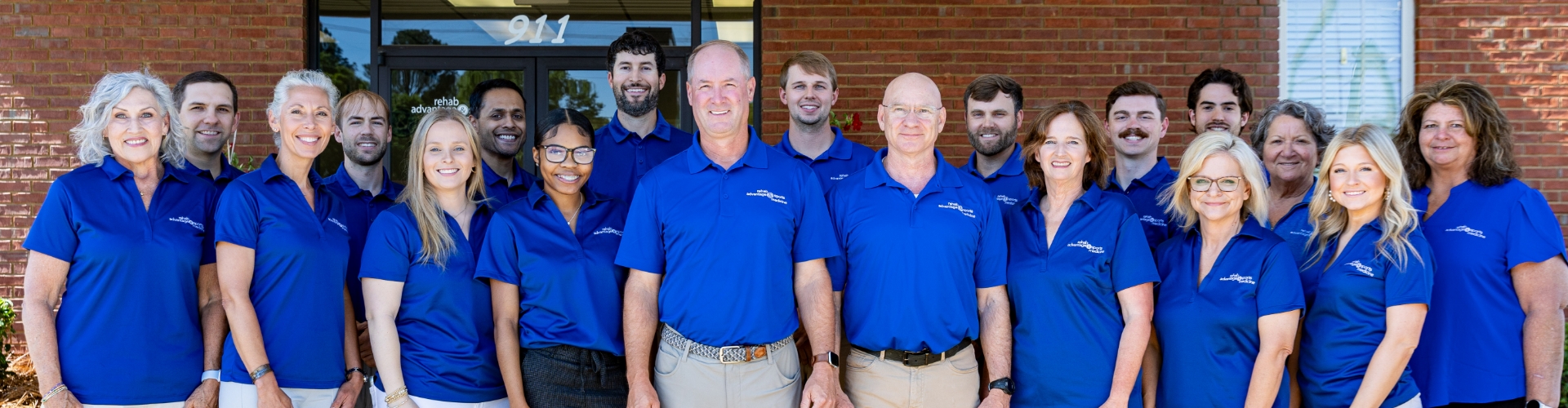 team-group-photo-outside-Rehab-Advantage-and-Sports-Medicine-Dublin-GA-banner
